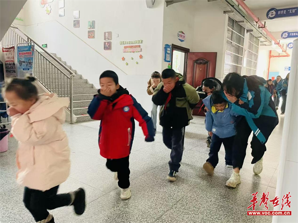 消防演练筑防线安全教育护成长龙8囯际泸溪县特殊教育学校：(图2)